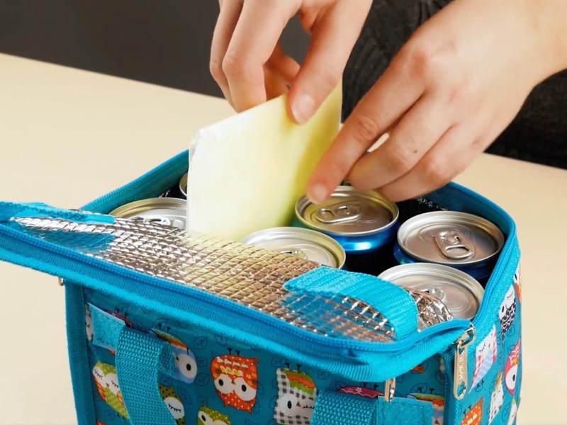 Selbst gemachte Kühlpads werden in eine Kühltasche mit Getränkedosen gegeben.