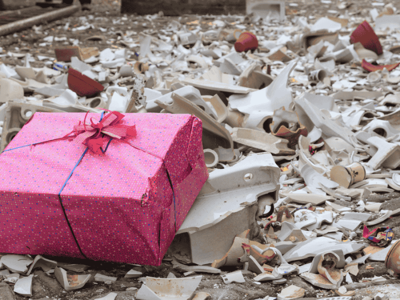 Polterabend, Scherbenhaufen mit pinkem Geschenk