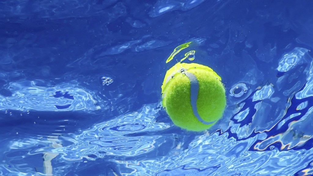 Tennisball unter Wasser