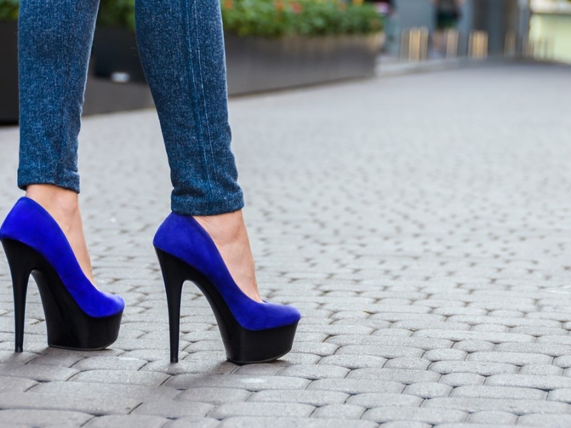 Diese 10 Damenschuhe finden Männer an Frauen unattraktiv